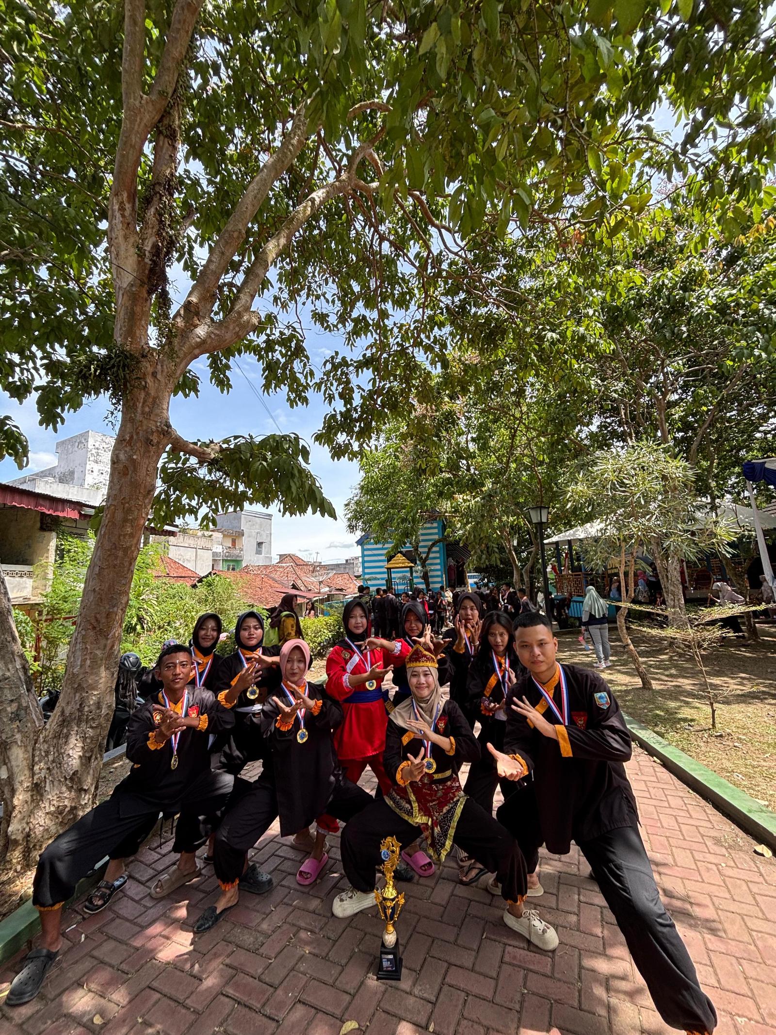 Juara 1 umum Festival Seni Pencak Silat Dewan Kesenian Lahat ke 1 tahun 2025 antar kabupaten Lahat, Muara Enim, Empat Lawang, Pagar Alam.